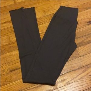 🍑NWOT Joah Brown Scallop Ankle Leggings S/M